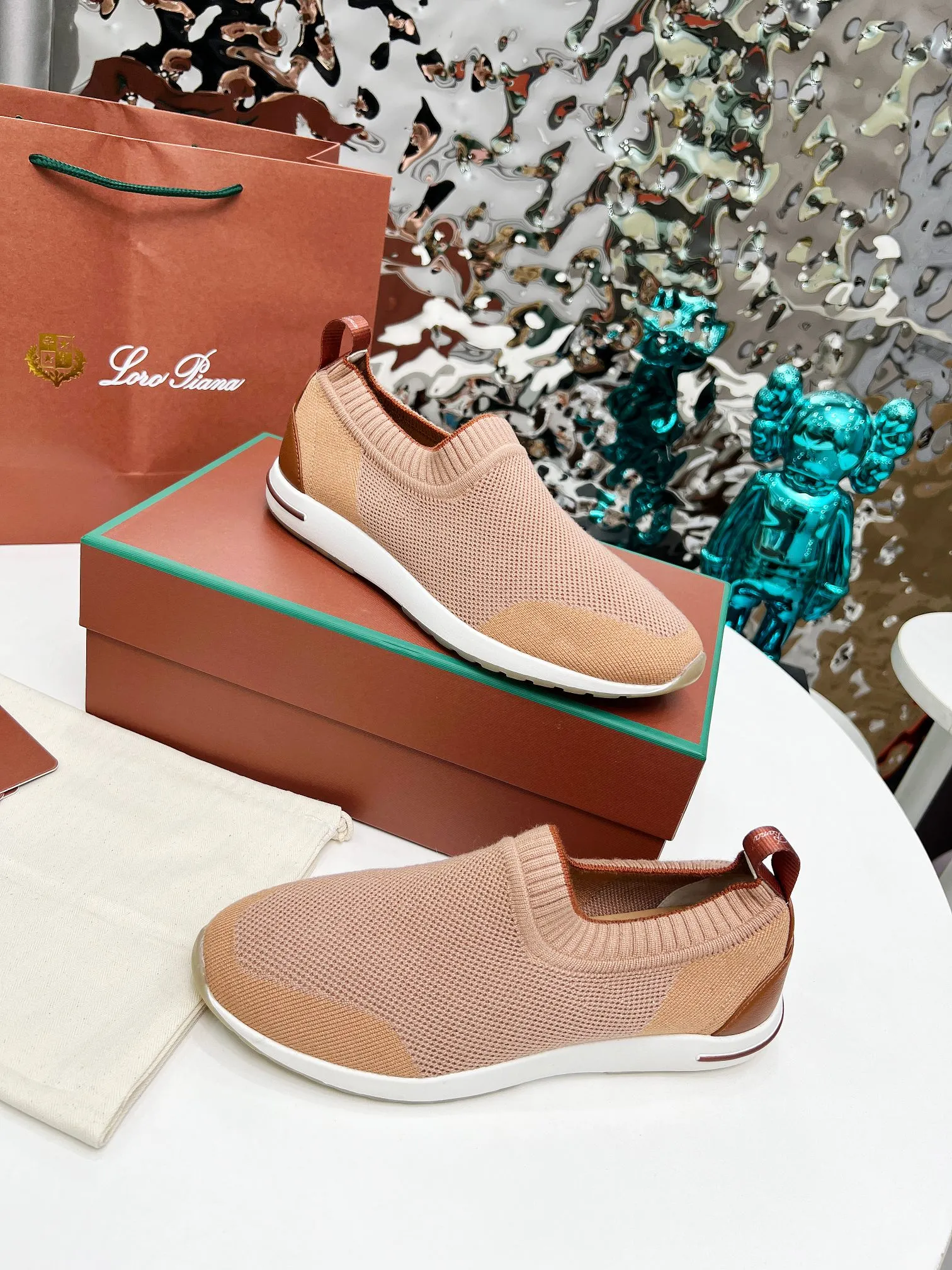 👟👟Ex-factory price 440👟👟 Men’s size +10 🧨🧨🧨Loropiana’s new board is online! This product is made of imported nylon velvet and developed from original boards. It is light, comfortable and breathable, and is suitable for all seasons. Size: 35-41, (Note: 35 and 41 are not returnable or exchangeable),